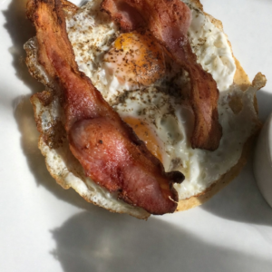 HUEVOS FRITOS CON BEICON