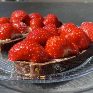 TOSTA DE FRESAS Y VIRUTA DE CHOCOLATE