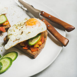 TOSTA DE VERDURITAS Y HUEVO PLANCHA