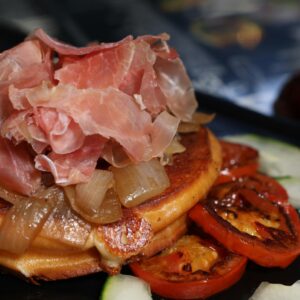TORTITAS CON QUESO FRESCO, TOMATE Y JAMÓN IBÉRICO