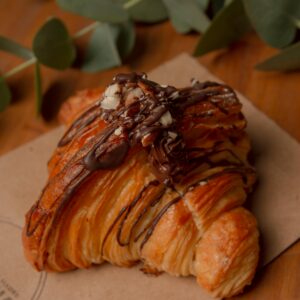 CROISSANT DE MANTEQUILLA CON TOPPING