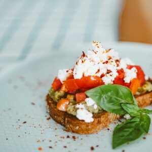 TOSTA DE AGUACATE, QUESO FRESCO Y TOMATE