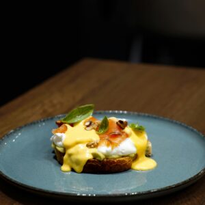 BRIOCHE DE SALMÓN, SALSA HOLANDESA, AGUACATE Y HUEVO