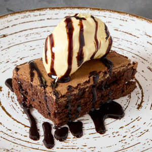 BROWNIE DE CHOCOLATE CON HELADO