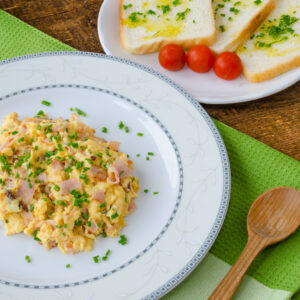 REVUELTO CON JAMÓN Y QUESO