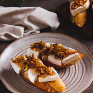tosta de Rulo de cabra con cebolla caramelizada y vinagre de módena